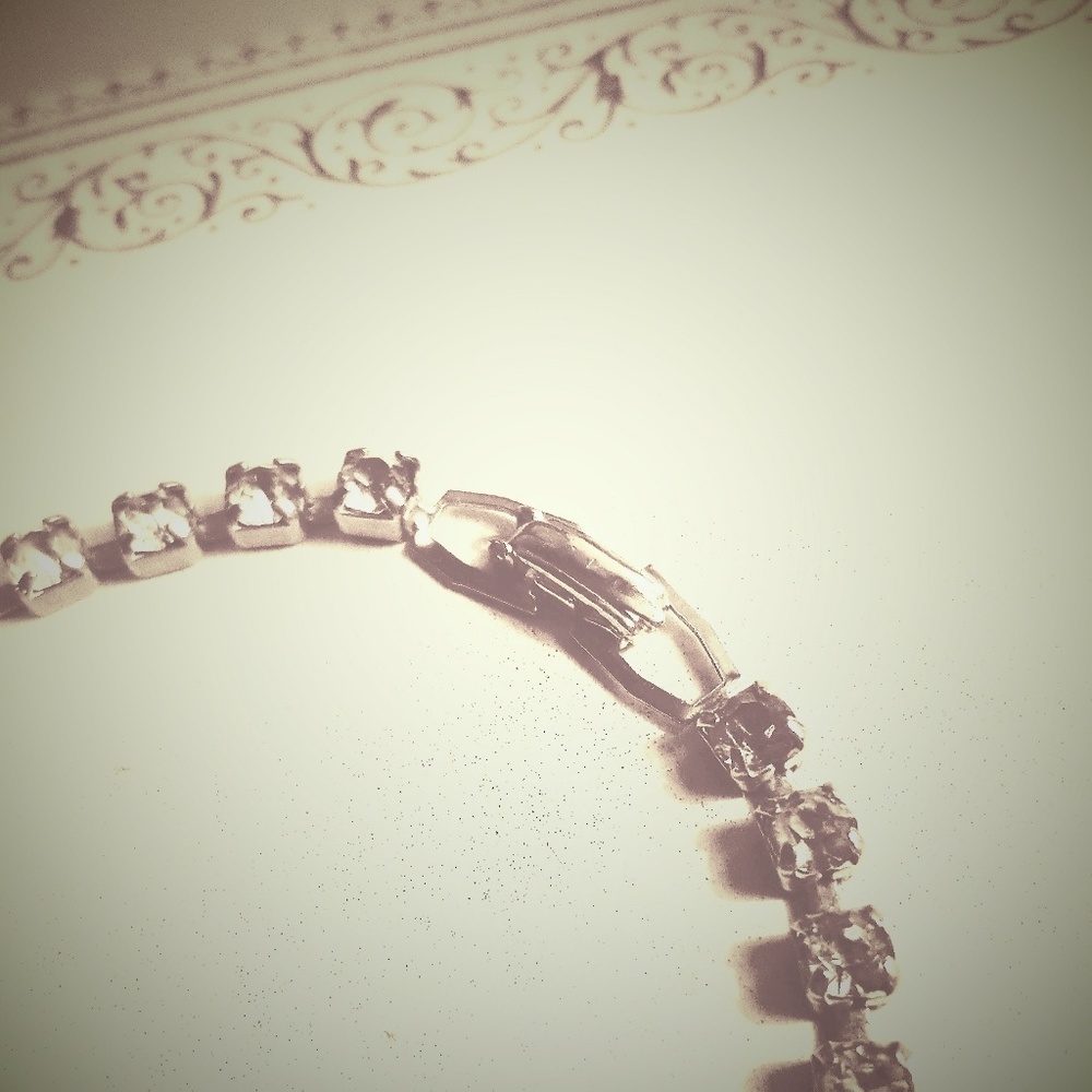 *Gifted* Vtg Rhinestone Necklace View 2